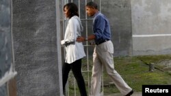 Президент Барак Обама с супругой Мишель посещают тюрьму на острове Роббен 