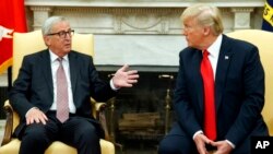 El presidente Donald Trump se reúne con el presidente de la Comisión Europea, Jean-Claude Juncker, en la Oficina Oval de la Casa Blanca, el miércoles 25 de julio de 2018 en Washington.