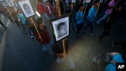 El informe fue realizado por un miembro del equipo investigador, y es el más reciente giro al caso de los 43 estudiantes desaparecidos de Ayotzinapa.