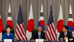 Le président Barack Obama rencontre la présidente sud-coréenne Park Geun-hye , à gauche, et le Premier ministre japonais Shinzo Abe au cours du Sommet sur la sécurité nucléaire à Washington , le jeudi 31 Mars , 2016. (AP Photo / Jacquelyn Martin )