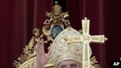 教皇本笃在进行祈福弥撒