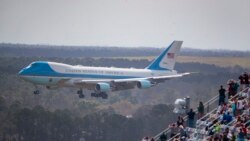 Air Force One aterriza en el Aeropuerto Internacional de Daytona Beach antes de las Daytona 500. Foto Mark J. Rebilas-USA TODAY Sports.