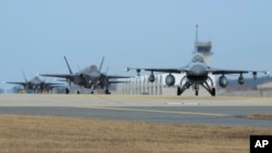 지난 2017년 12일 '비질런트에이스' 한미 연합훈련에 참가한 미 공군 F-16 전투기와 F-35A 전투기들이 군산 공군기지 활주로를 이동하고 있다.