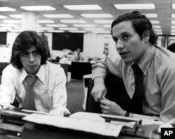 Wartawan Washington Post, Carl Bernstein (kiri) dan Robert Woodward di Washington, D.C., 7 Mei 1973. (Foto: dok).