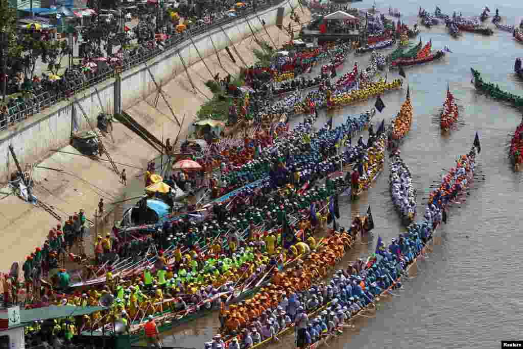 អ្នកអុំទូកប្រមូលផ្តុំគ្នានៅពេលចាប់ផ្តើមការប្រណាំងទូកងនៅក្បែរព្រះបរមរាជវាំង ក្នុងរាជធានីភ្នំពេញ។