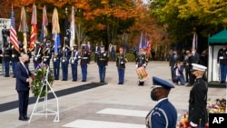 Predsjednik Džo Bajden polaže vijenac kod grobnice neznanom vojniku u Arlingtonu, 11. novembra 2021. 