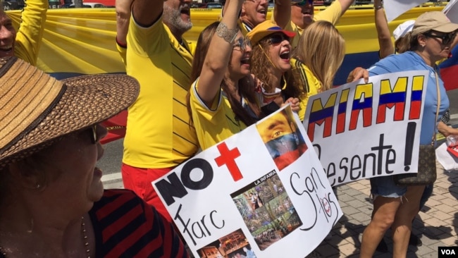 Durante la movilización en Miami también protestaron contra la corrupción del gobierno de Santos. Foto: José Pernalete / VOA.
