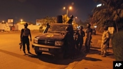 Tentara Mali bersiaga dekat kantor misi militer Uni Eropa di Bamako (21/3). (AP/Baba Ahmed)