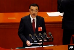 리커창 중국 총리가 지난 5일 베이징 인민대회당에서 개막한 전국인민대표회의(전인대)에서 정부 업무보고를 하고 있다. 리 총리는 이 자리에서 타이이완과 경제·문화 교류확대 계획을 내놓았다.