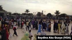 Les fidèles font la queue pour accéder au Mausolée du fondateur du mouridisme à Touba, Sénégal, 8 novembre 2017. (VOA/Seydina Aba Gueye)