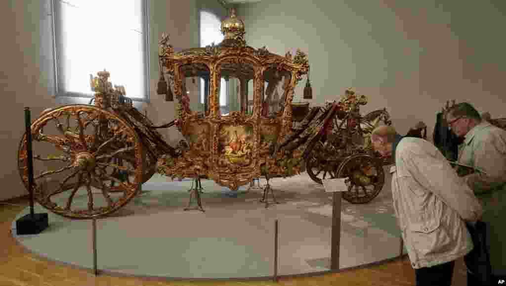 کالسکه سلطنتی ماریا ترزا، ملکه مجارستان که در سال ۱۷۳۵ ساخته شد. این کالسکه جزئی از نمایشگاهی برای ۳۰۰ سالگی او در وین اتریش است.