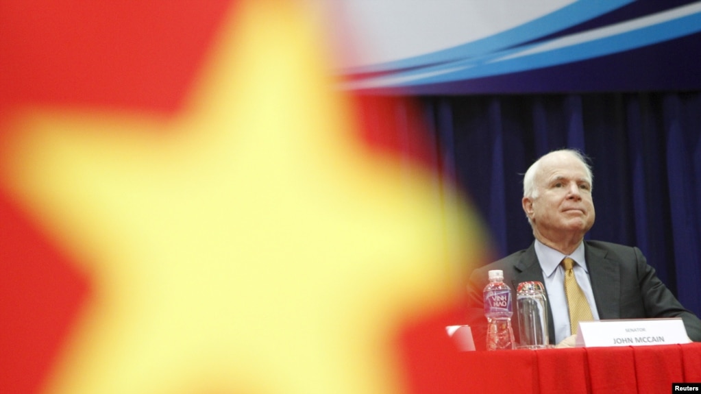 Cố Thượng nghị sỹ John McCain, trong bức ảnh chụp ngày 29/5/2015 tại một buổi nói chuyện với sinh viên Đại học Khoa học Xã hội và Nhân văn ở TPHCM, là một trong những người đã nỗ lực rất lớn cho tiến trình bình thường hoá quan hệ giữa Mỹ và Việt Nam.