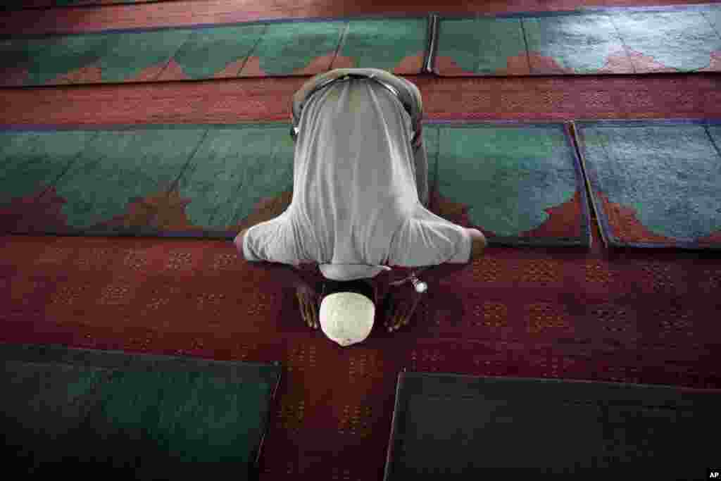 Seorang pria shalat di sebuah masjid di Katmandu, Nepal (11/7). (AP/Niranjan Shrestha)