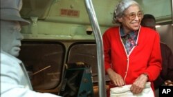 Rosa Parks visits an exhibit illustrating her bus ride of December, 1955 at the National Civil Rights Museum in Memphis, Tennessee, July 15, 1995. 