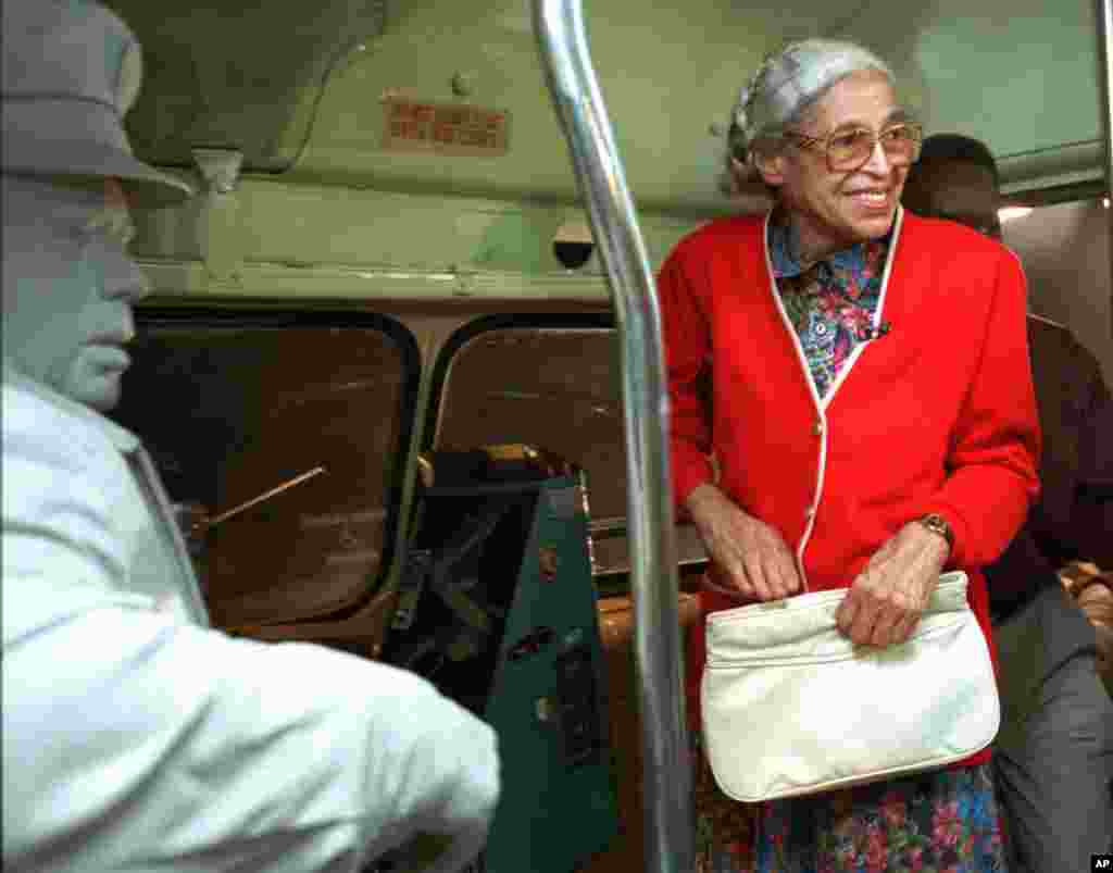 Rosa Parks mengunjungi pameran yang menggambarkan perjalanan busnya bulan Desember 1955 di Museum Hak-hak Sipil Nasional di Memphis, Tennessee, 15 Juli 1995.