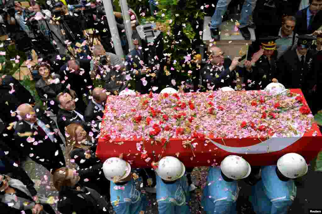 Soldiers carry the coffin of Turkey&#39;s former President Suleyman Demirel during his funeral in Ankara. Demirel, who was twice toppled by the military during seven stints as the head of government, died early on Wednesday.