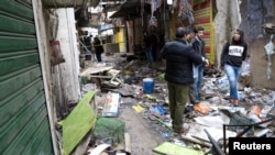 Pasukan Irak memeriksa lokasi pasar yang terkena serangan bom di pusat kota Baghdad, Irak, 31 Desember 2016. (REUTERS/Ali al-Mashhadani) 