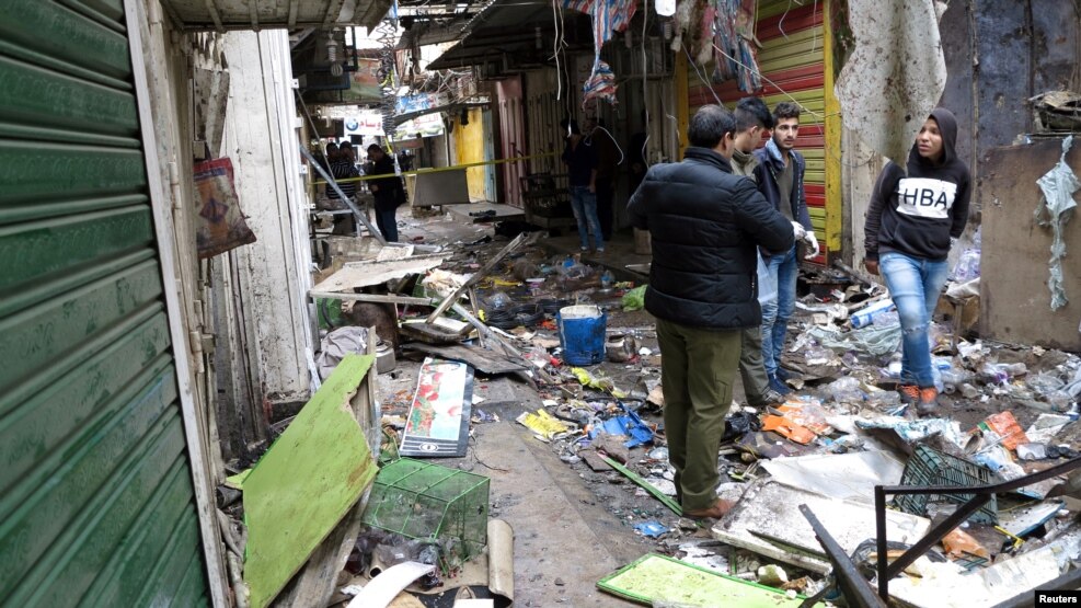 Lực lượng an ninh Iraq kiểm tra hiện trường vụ nổ bom ở một khu chợ tại trung tâm Baghdad, Iraq, ngày 31/12/2016.
