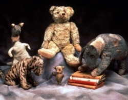 Koleksi boneka binatang Winnie the Pooh asli, dalam file foto 1987 ini disumbangkan ke Perpustakaan Umum New York pada 1987. (REUTERS)
