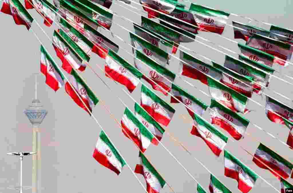 آذین بندی خیابان های تهران در دهه فجر