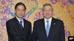 South Korean Foreign Minister Kim Sung-hwan, right, shakes hands with Chinese Vice Foreign Minister Zhang Zhijun before the high-level bilateral talks in Seoul, South Korea, December 27, 2011.
