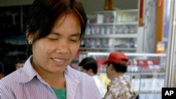 ពលរដ្ឋ​ខ្មែរ​​ដូរ​ប្រាក់​រៀល​ និង​ដុល្លារ​​នៅ​កន្លែង​ដូរ​ប្រាក់​មួយ​កន្លែង​ក្នុង​ទីក្រុង​ភ្នំពេញ។​​​​