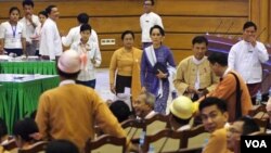 Aung San Suu Kyi enters parliament in Naypyitaw, Myanmar, March 11, 2016. (Z. Aung/VOA News)