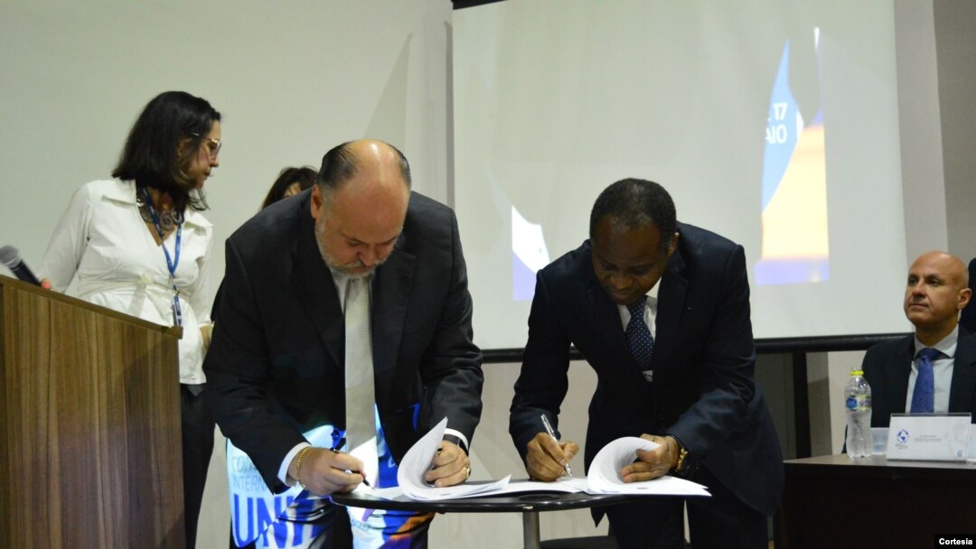 À direita Mahamudo Amurane, presidente do Conselho Municipal de Nampula e Stefano Gazzola, presidente do UNIS assinam protocolo.