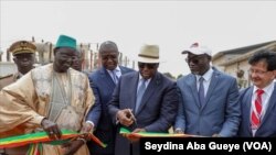Le président Macky Sall inaugure la centrale, au Sénégal, le 26 février 2020. (VOA/Seydina Aba Gueye)