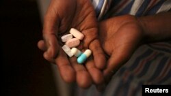 Seorang yang terjangkit HIV di Johannesburg, Afrika Selatan, menunjukkan obat antiretroviral (foto: dok).