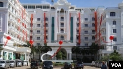 The White Sand Palace hotel in Sihanouk ville which has currently been updated with a casino nearby to welcome Chinese tourists (Sun Narin/VOA Khmer)