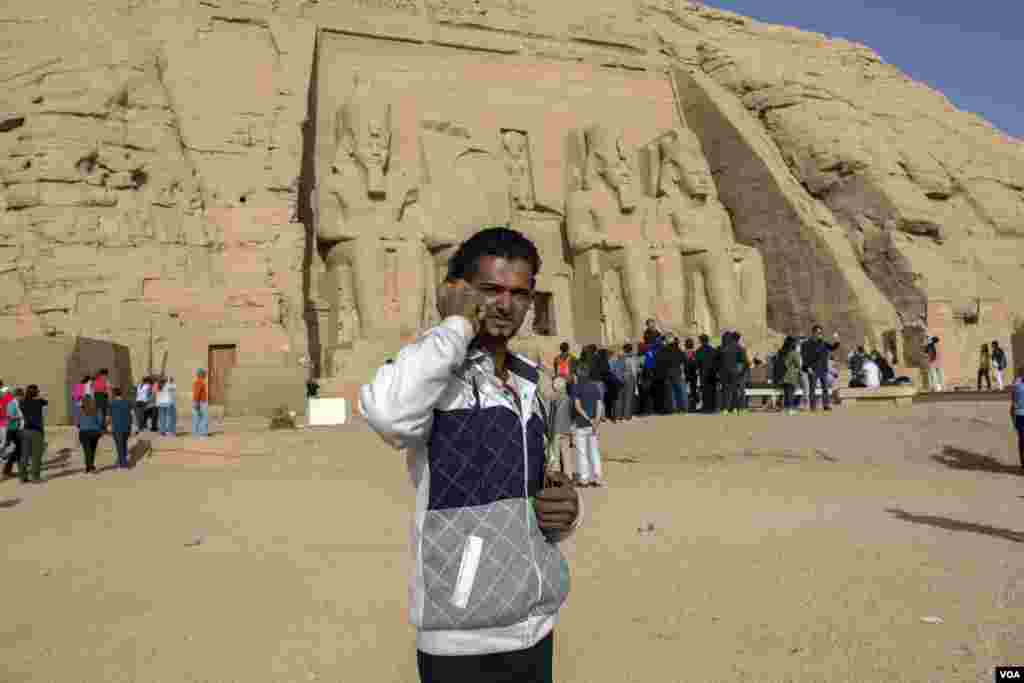 Hari keberuntungan Ehab Saad, seorang pedagang cendera mata. &quot;Saya dapat uang banyak, biasanya belum tentu dapat penghasilan,&quot; kata dia. Pariwisata Mesir telah terpuruk selama bertahun-tahun menyusul revolusi 2011 di Lapangan Tahrir. Kuil Abu Simbel, Aswan, selatan Mesir, 22 Februari 2018. (H. Elrasam/VOA)