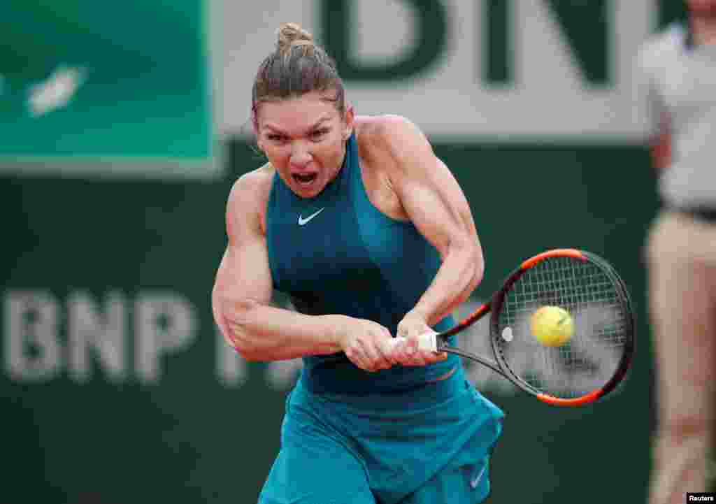 Romania&#39;s Simona Halep returns the ball to Germany&#39;s Angelique Kerberin during the quarter final match of the Roland Garros 2018 French Open tennis tournament in Paris, June 6, 2018.