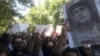 دانشجویان معترض عکسی از مرضیه امیری، خبرنگار روزنامه شرق داشتند که در روز کارگر بازداشت شد. 