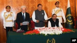 Photo released by the Press Information Department shows President Mamnoon Hussain (C) administers the oath to former Pakistani Chief Justice Nasir-ul-Mulk as Caretaker Prime Minister at the Aiwan-e-Sadr, in Islamabad, Pakistan, June 1, 2018. 
