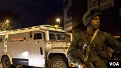 Un soldado venezolano participa en el operativo de custodia al vehículo blindado que traslada el oro en Caracas, Venezuela. [Archivo]