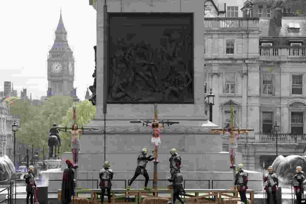 Evento anual de Semana Santa en la Plaza Trafalgar en Londres, donde unos 100 actores del grupo Wintershall interpretan los últimos días de la vida de Cristo en una obra de 90 minutos gratuita, que es transmitida en vivo por internet y en FB Live. Foto AP.