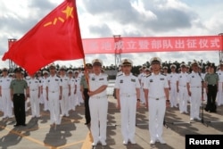중국군 장병들이 지난 11일 광둥성 잔장항에서 '인민해방군 해군 지부티 보급기지 출정식'을 거행하고 있다.