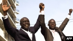 Ứng cử viên tổng thống phe đối lập Idrissa Seck và Cheikh Bamba Dieye tại một cuộc biểu tình chống chính phủ ở trung tâm Dakar, Senegal, ngày 22/2/2012