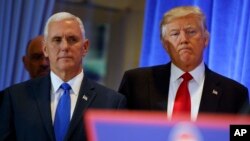 Donald Trump a dama da Mataimakinsa Pence a hagu