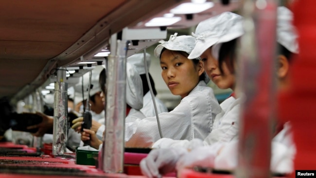 資料照：中國工人在富士康設在廣東龍華的工廠里做工。 