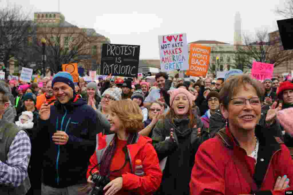 도널드 트럼프 미국 대통령 취임 이튿날인 21일, 미국 수도 워싱턴 DC에서는 여성들의 대규모 &#39;반트럼프&#39; 행진이 열렸다.