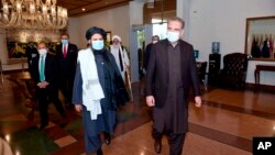 افغان طالبان نے ایک وفد نے ملا عبدالغنی برادر کی قیادت میں اسلام آباد میں وزارت خارجہ کا دورہ کیا۔ تصویر میں وزیر خارجہ شاہ محمود قریشی وفد کے ارکان کے ساتھ۔ 16 دسمبر 2020 