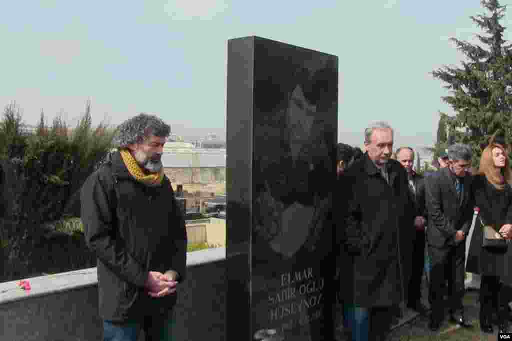 Şahbaz Xuduoğlu Elmar Hüseynovun məzarı önündə 