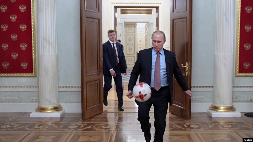 Ông Putin chơi bóng ở Điện Kremlin sau cuộc gặp với Chủ tịch FIFA