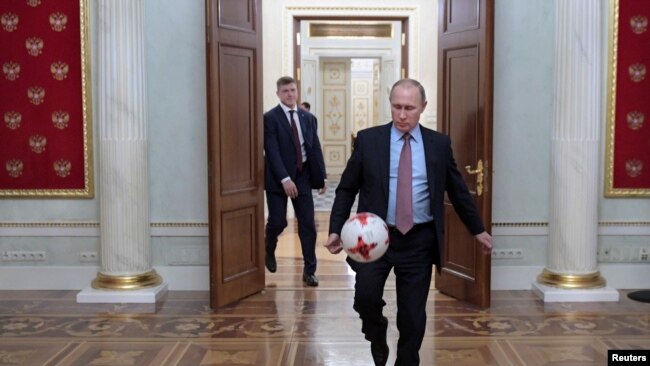 Giữa bối cảnh các nước phương Tây “tẩy chay”, không gửi các quan chức cấp cao tới lễ khai mạc World Cup, Nga cho biết có hơn mười nguyên thủ tới dự, nhưng trong đó có tới 8 lãnh đạo từ các nước thuộc Liên bang Xô Viết trước đây.