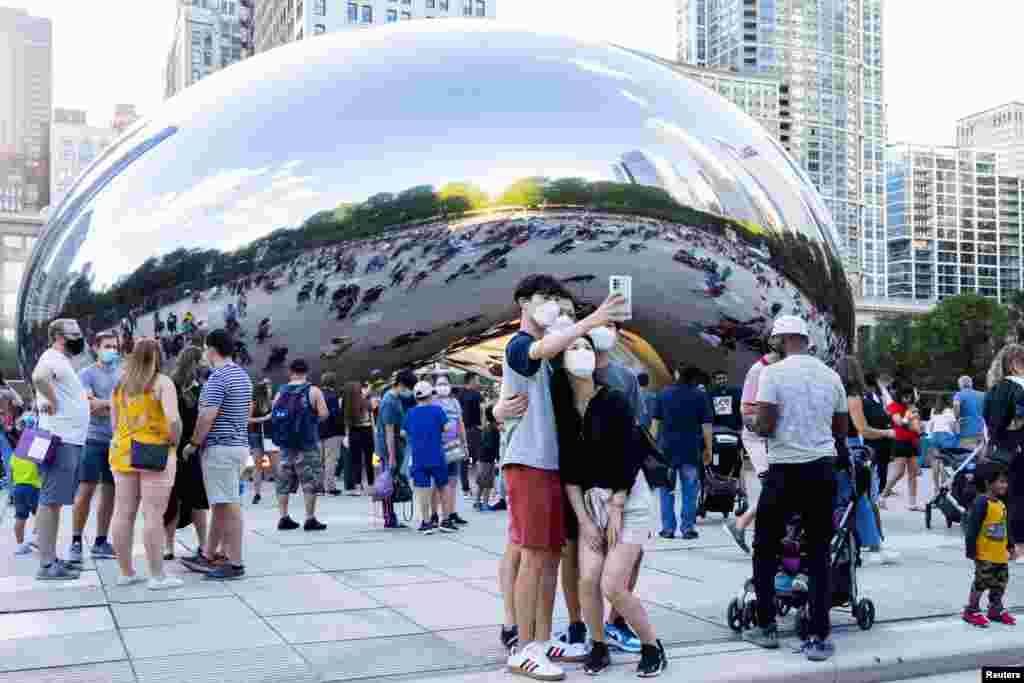 La Cloud Gate (o Puerta de la Nube en español), la icónica escultura de Chicago diseñada para reflejar el famoso horizonte de esa ciudad, es un sitio de obligada visita para turistas y locales.