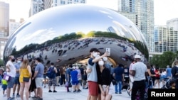Chicago'nun merkezindeki Millenium Parkı'nda 2006 yılında yerini alan Hint asıllı İngiliz heykeltraş ve enstalasyon sanatçısı Anish Kapoor'un imzasını taşıyan Cloud Gate, kısa zamanda kentin en tanınmış simgelerinden biri haline geldi.