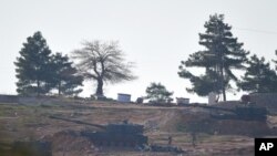 Soldiers carry ammunition as Turkish artillery fire from the border near Kilis toward northern Syria, in Kilis, Turkey, Feb. 15, 2016. 