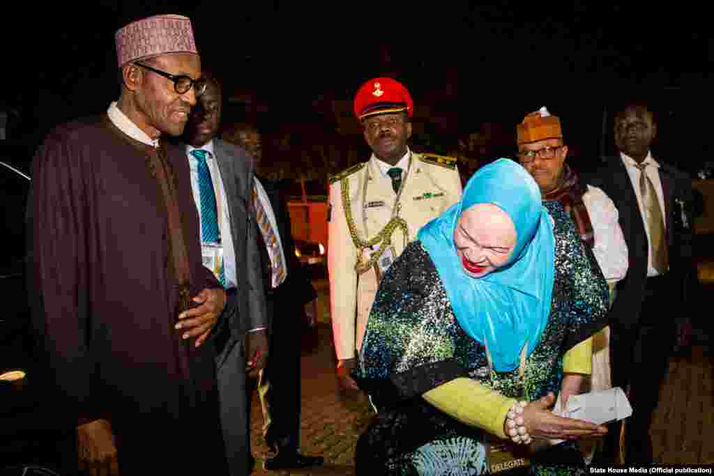 Karamar jakadiya Mrs Uche Ajulu-Okeke, tana marhabin da shugaba Muhammadu Buhari a lokacin da ya gana da al&#39;ummar Najeriya a ofishin jakadancin Najeriya dake Johannesburg a Afirka ta Kudu